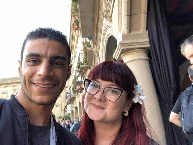 Semah Mhamdi take a selfie with Paris Pittman with a white flower on her ear