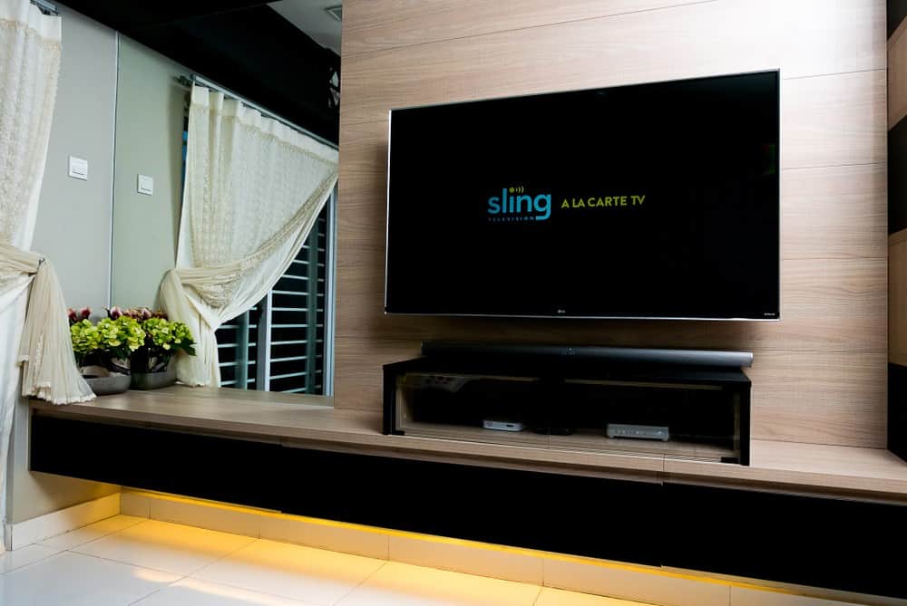 TV showing Slig a la carte TV in a living room