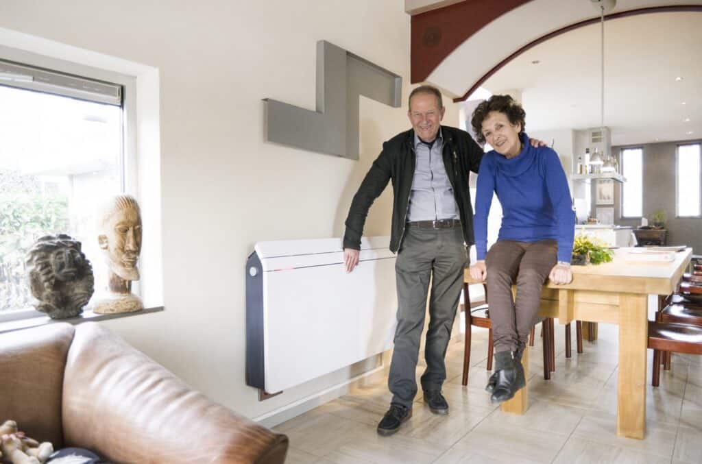 A senior couple in a house with Nerdalize heating device