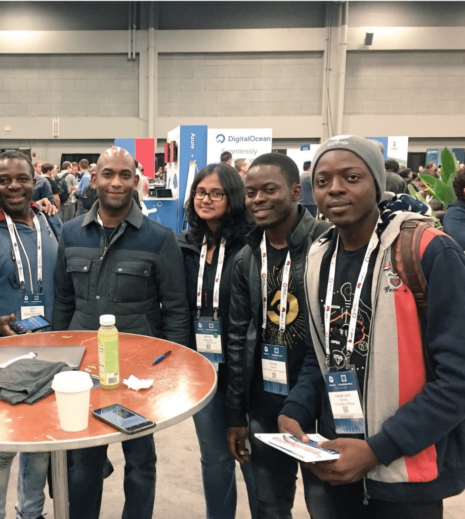 Lady and gentlemen taking picture with Kelsey Hightower at KubeCon + CloudNativeCon North America 2017