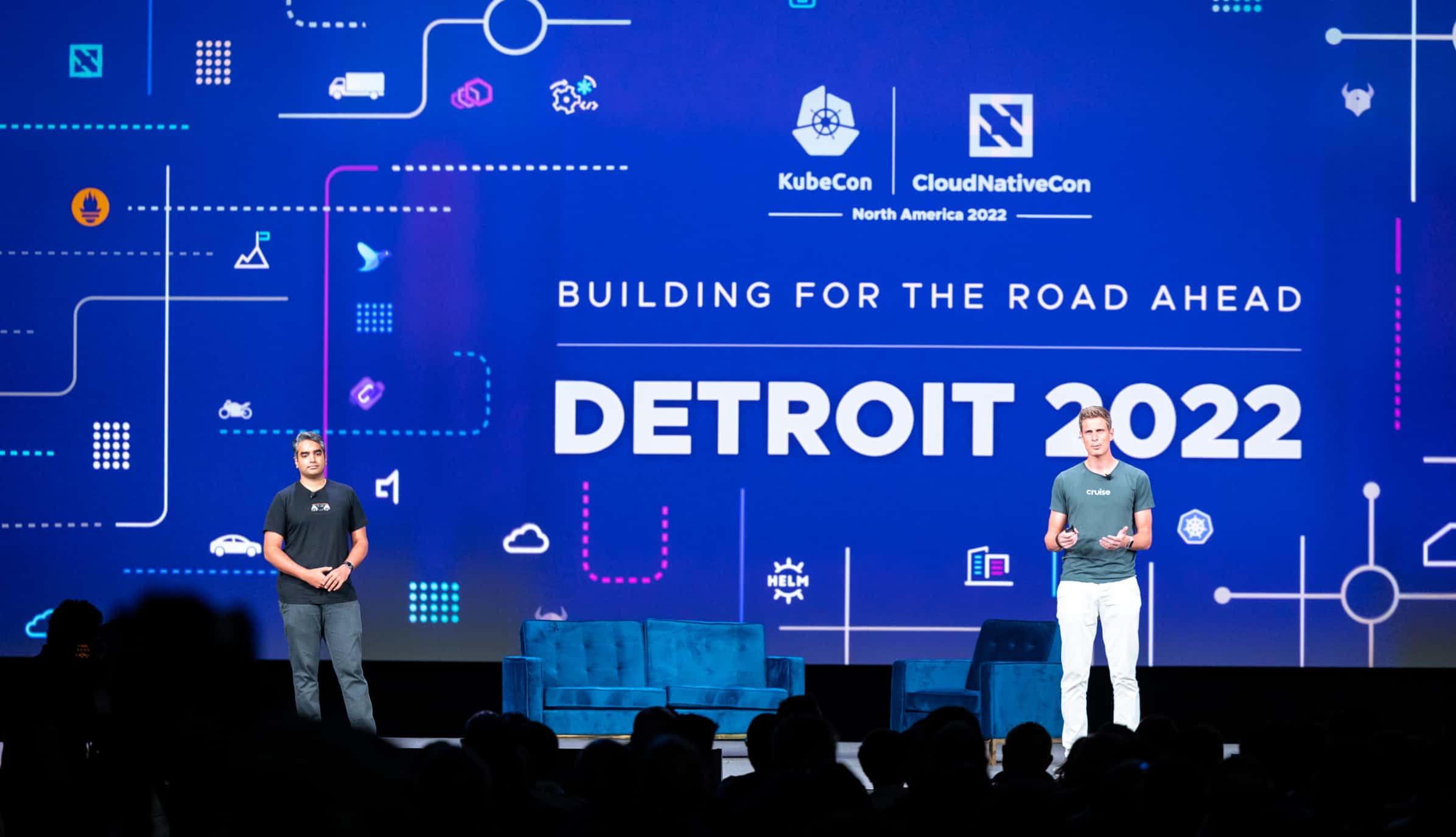 KubeCon + CloudNativeCon North America 2022 のステージ上のプレゼンターたち